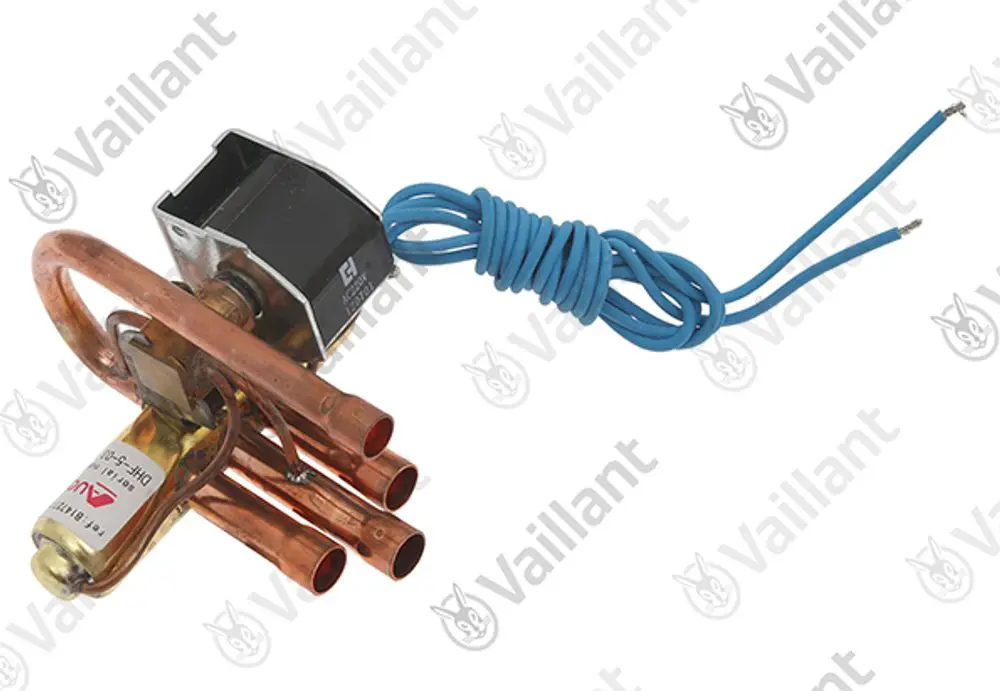 Vaillant 4-Wege-Ventil mit mehrfachen Kupferrohren und einem elektrischen Anschlusskabel. Die Bauform ist kompakt und für Heizungsanwendungen konzipiert.